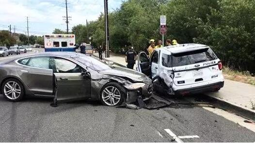 特斯拉再出车祸，这次撞上了停着的警车，司机受轻伤